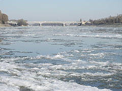 The cold, icy river and the Árpád Bridge, viewed from the Danube bank at Óbuda - Budapest, Ungheria