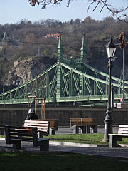 The view of the Liberty Bridge and the Gellért Hill from the Danube bank at Pest, from the park beside the Corvinus University - Budapest, Ungheria