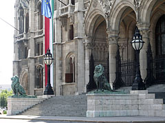 The main door of the Hungarian Parliament Building (in Hungarian "Országház") - Budapest, Ungheria