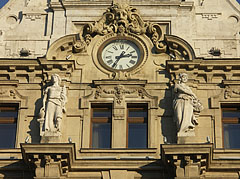 Symbolical female figures of the "Thrift" (or "Thriftiness") and the "Richness" (or "Plenty") on the main facade of the New York Palace, with a clock between them - Budapest, Ungheria