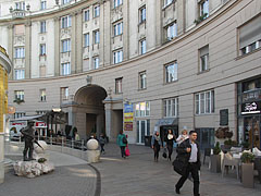 Semi-circular street and buildings - Budapest, Ungheria