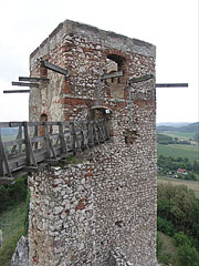 The Eastern Tower or Watching Tower (in Hungarian "Vigyázó torony") was built in the early 15th century - Csesznek, Ungheria