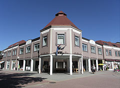 Newer arcaded buildings at Deák Ferenc Square - Hévíz, Ungheria