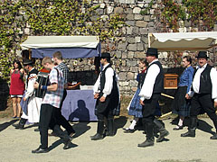 Traditional harvest parade with the Lajta Folk Dance Ensemble - Szentendre (Sant'Andrea), Ungheria