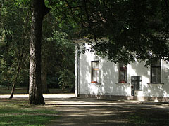 Park detail with the former riding hall (today kitchen building and dining hall) - Tóalmás, Ungheria