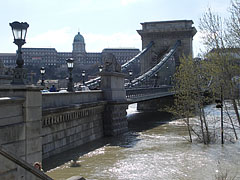 The Pest-side abutment of the Széchenyi Chain Bridge, with the Royal Palace of the Buda Castle in the background - Budapest, Hongrie