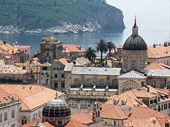 The cathedral of Dubrovnik is dedicated to Virgin Mary, and in the distance it is Lokrum Island - Dubrovnik, Croatie