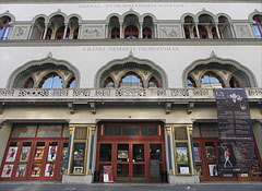 The entrance of the Urania Film Theater from the street - Budapest, Unkari