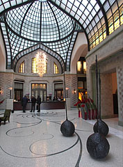 Atrium with glass roof and contemporary sculptures - Budapest, Unkari