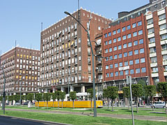 The "Madách" residental building complex, and on the right the "Európa Center" office building - Budapest, Unkari