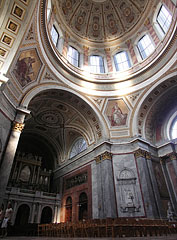 Basilica of Esztergom, the interior of the main church with the dome - Esztergom, Unkari