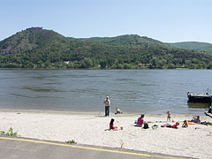 Sandy riverside, and on the other side of the river this is the Visegrád Mountains - Nagymaros, Unkari