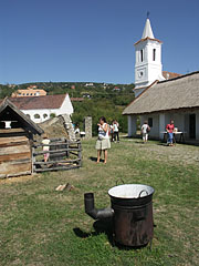 Yard of the croft from Nyirád, with the with tower of the church from Óbudavár in the distance - Szentendre, Unkari