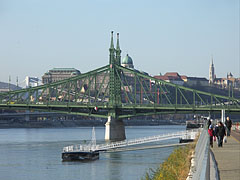 The sight of the Liberty Bridge ("Szabadság híd") and the Buda Castle Quarter from the promenade on the Danube bank in Pest - Budimpešta, Madžarska