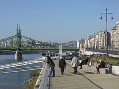 Pleasant late-autumn sunshine on the promenade on the Danube bank (and the green colored Liberty Bridge in the background) - Budimpešta, Madžarska