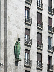 Bronze female figure on the apartment building of the former "Georgia" Insurance Company - Budimpešta, Madžarska