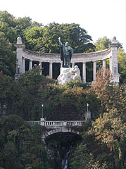 Statue of St. Gerard Sagredo bishop (in Hungarian: Szent Gellért) with the waterfall - Budimpešta, Madžarska