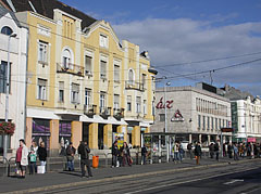 People waiting for the tram in the stop - Budimpešta, Madžarska