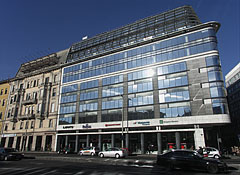 EMKE Business Center, a modern all-glass office building on the side of the former Hotel Orient - Budimpešta, Madžarska