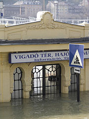 Boat station at Vigadó Square ("Vigadó tér") - Budimpešta, Madžarska