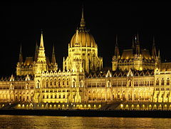 The Hungarian Parliament Building (the Hungarian word "Országház") and River Danube by night - Budimpešta, Madžarska