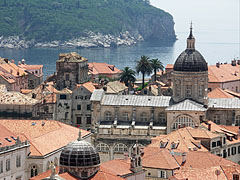 The cathedral of Dubrovnik is dedicated to Virgin Mary, and in the distance it is Lokrum Island - Dubrovnik, Hrvaška