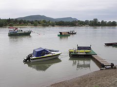 The small harbor of the Széchenyi Csárda restaurant, on the other side of the river the waterfront houses of Szigetmonostor village can be seen - Göd, Madžarska