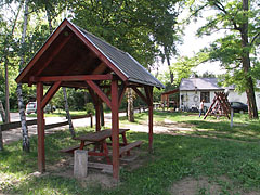 Picnic site and a small playground near the "Homokpart" fishing pond - Gödöllő Hills (Gödöllői-dombság), Madžarska