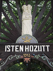 The caption of the Szekely gate says "Welcome!", above it ther is a carved wooden copy of the Virgin Mary statuette from Loreto - Gödöllő, Madžarska