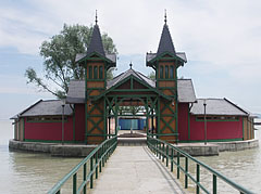 The wooden changing room pavilion of the Keszthely Beach on the small island - Keszthely, Madžarska