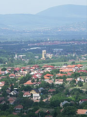 View to Károlyi Palace and the yellow Roman Catholic church in Fót (town) from Gyertyános Hill (foreground: houses in Mogyoród) - Mogyoród, Madžarska