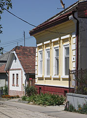 Dwelling houses on the main street - Szada, Madžarska