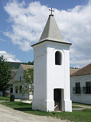 The early-19th-century-built belfry from Alszopor (which is today a part of Újkér village in Győr-Moson-Sopron County) - Szentendre, Madžarska