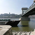 The Buda Castle Palace and the Chain Bridge ("Lánchíd") as seen from the Pest-side abutment of the bridge itself - Budapeszt, Węgry