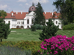 The recently renewed park of the Grassalkovich Palace of Gödöllő (also known as the Royal Palace) - Gödöllő, Унгария