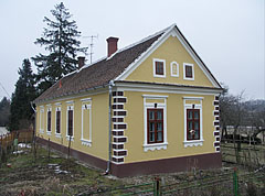 A yellow dwelling house in the settlement part called "Siskaszer" - Őriszentpéter, Унгария