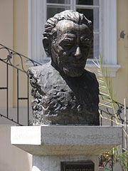 Bronze bust statue of István Pákolitz in the yard of the Town Museum - Paks, Унгария