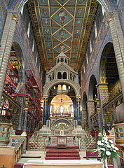 Cathedral of Pécs, sanctuary with the columned ciborium altar, in natural light - Pécs, Унгария