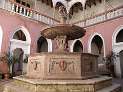 The renaissance inner courtyard of the palace, including the red marble Hercules Fountain - Visegrád, Унгария