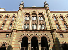 The front wall of romantic and moorish revival style Rumbach Street Synagogue - Будапешт, Венгрия
