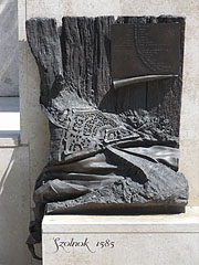 The "Szolnok 1585" or the "Blind sculpture" bronze relief shows the 16th century appearance of the town, based on old travel notes - Szolnok (Сольнок), Венгрия