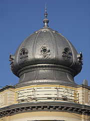 Onion dome on the top corner of an apartment building on the Grand Boulevard - Будапешт, Угорщина