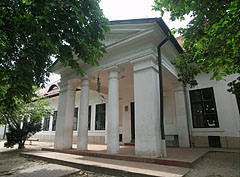 The neo-classical style Kornis Mansion, today a building of the Bezerédj Primary School - Paks, Угорщина