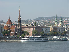 The Buda bank of the Dabube with the characteristic brick walled Reformed (Protestant) Church on the Szilágyi Dezső Square and the twin-towered St. Anne's Parish Church - Budapest, Ungarn