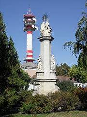 Baroque Holy Trinity Column, and in the distance it is the TV tower - Cegléd, Ungarn