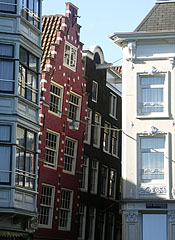 Outward leaning facades - Amsterdam, Nederland