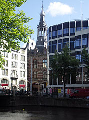 The tower of the Magna Plaza Shopping Centre, viewed from the Singel gracht (canal) - Amsterdam, Nederland