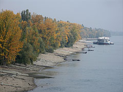 The Római-part (riverbank) in autumn, from the Northern Railway Bridge (also known as Üjpesti Railway Bridge) - Boedapest, Hongarije