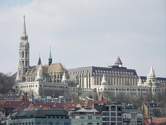 The sight of the Matthias Church, the Fisherman's Bastion and the modernistic wing of the luxury Hotel Hilton Budapest from the other side of the Danube River, from Pest - Boedapest, Hongarije