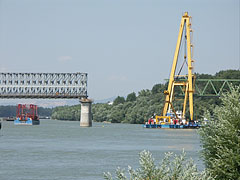 The Újpest Railway Bridge is undergoing reconstruction, the Clark Ádám ("Adam Clark") floating crane is just inserting a new green bridge element to its place - Boedapest, Hongarije